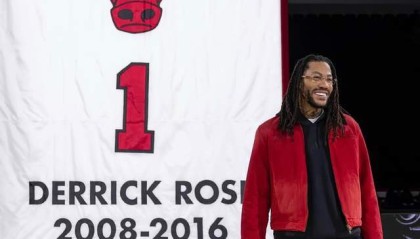 1月25日举办仪式！罗斯提前参观公牛球衣退役旗帜 三大前队友现身